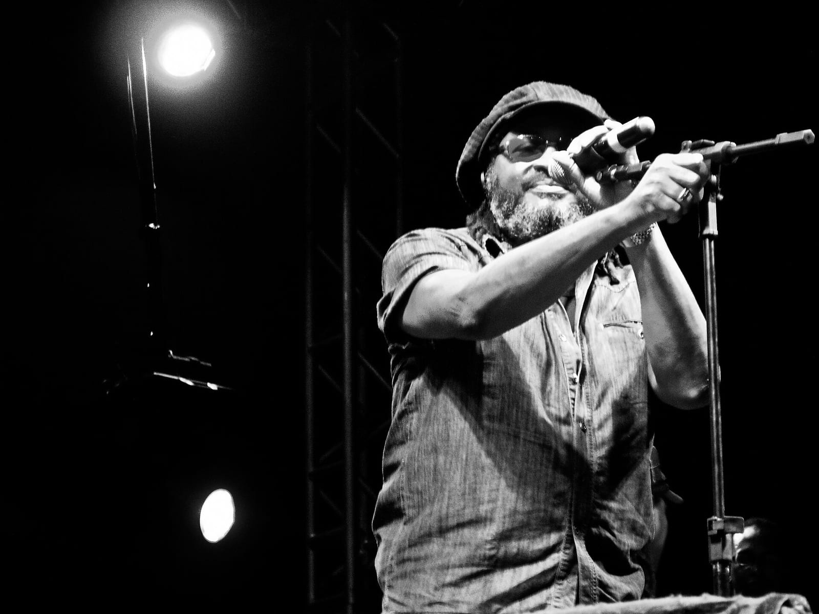 Edson Gomes cantando num show